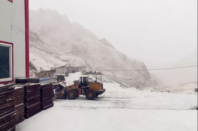 人間四月芳菲盡，山中春雪還復(fù)來(lái)