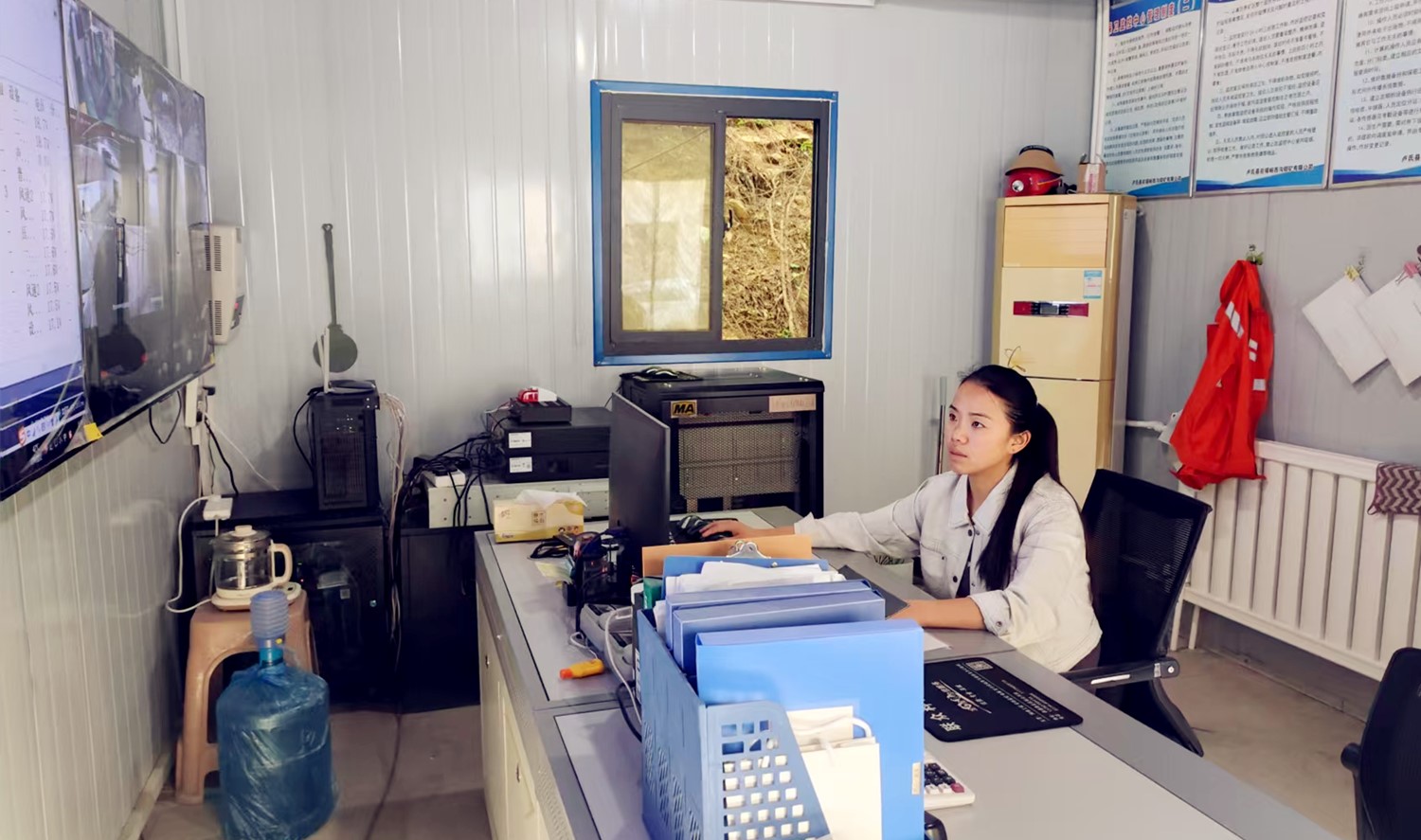 堅(jiān)守安全防線，綻放巾幗風(fēng)采｜記西溝鐵礦安全監(jiān)控員黃春玲